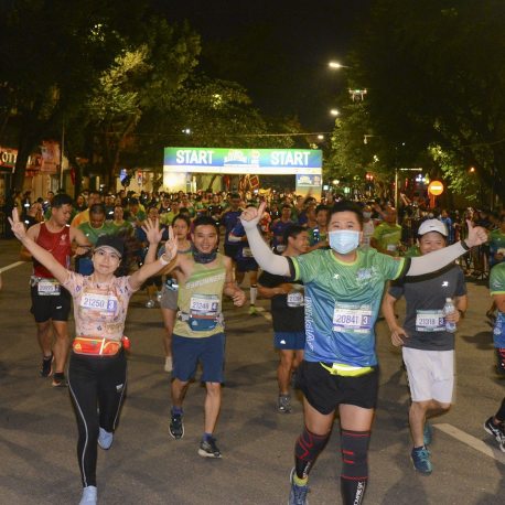 Hàng Ngàn Người Chạy Marathon Có Xuất Phát Đêm Đầu Tiên Tại Hà Nội