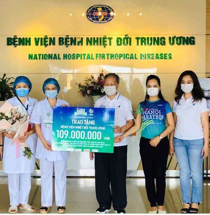 Donations Handed Over to White-Blouse Virus Fighters